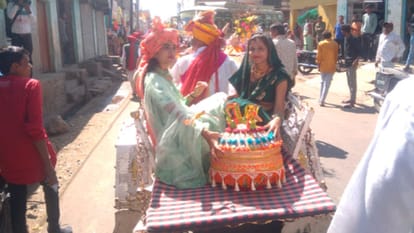 Dhar: A young man reached his girlfriend's house by bullock cart for marriage, took the procession in five bullock carts