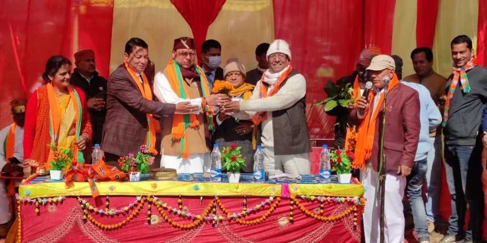Meeting of CM Dhami in Kanda