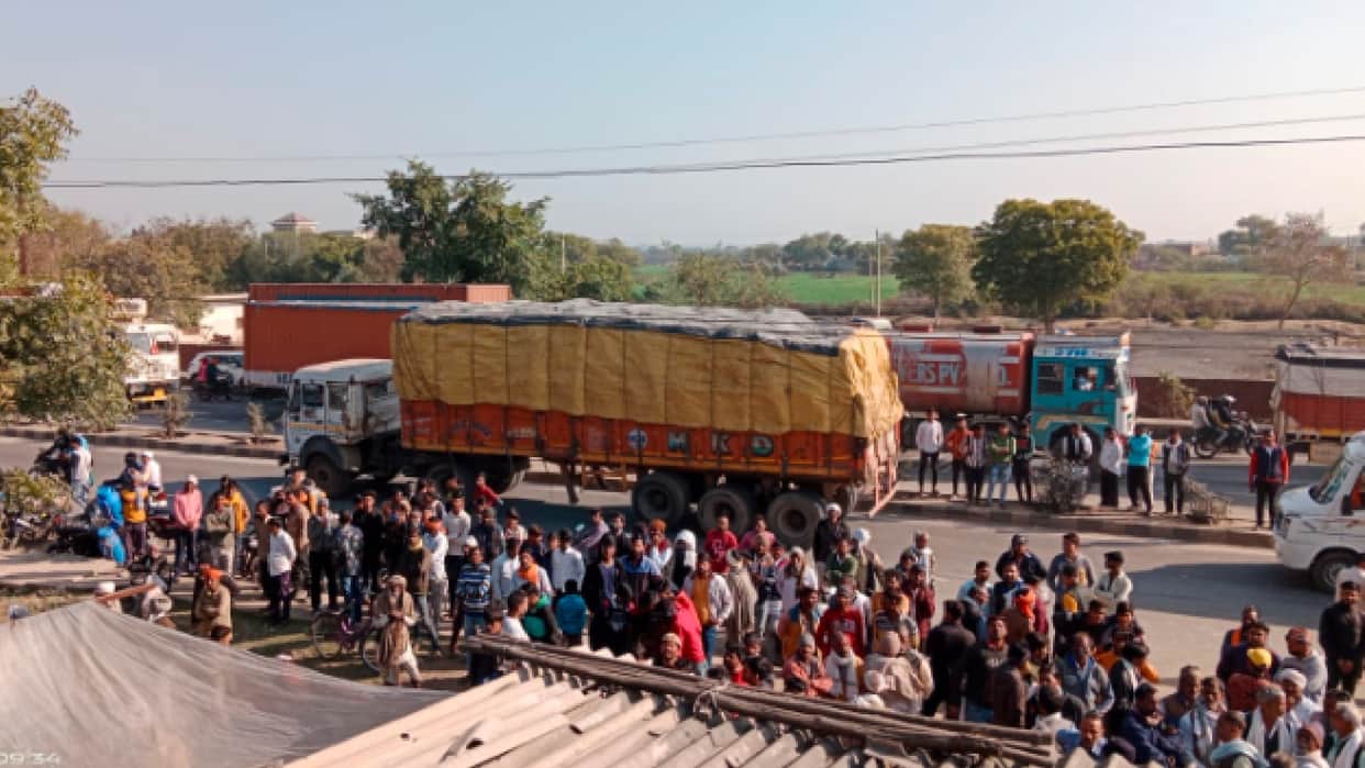 Morena: Husband wife sleeping in the house was murdered with sharp weapons, angry villagers blocked the highway