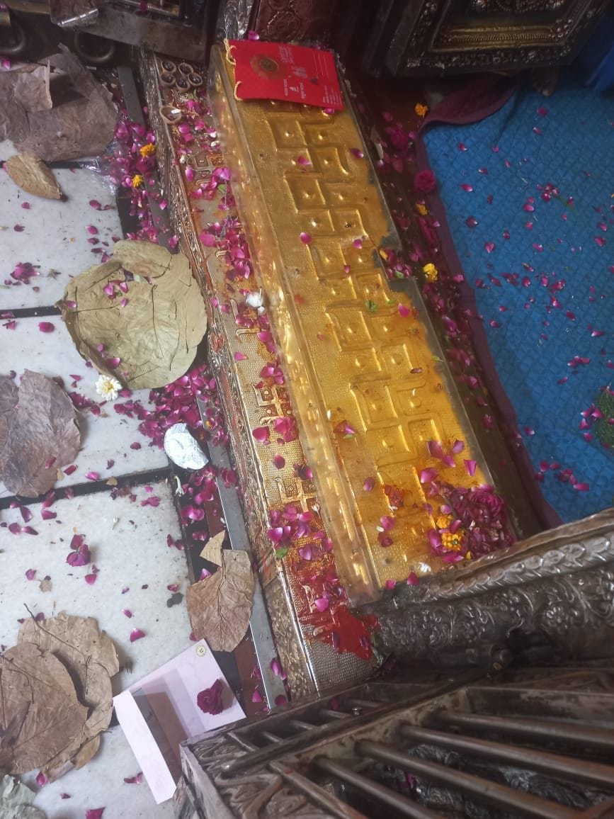 Mathura: Opposition to the imposition of fiber sheet on the door of Banke Bihari
