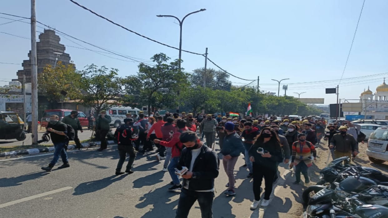 candidates of Border Battalion reached DC office raising slogans in jammu