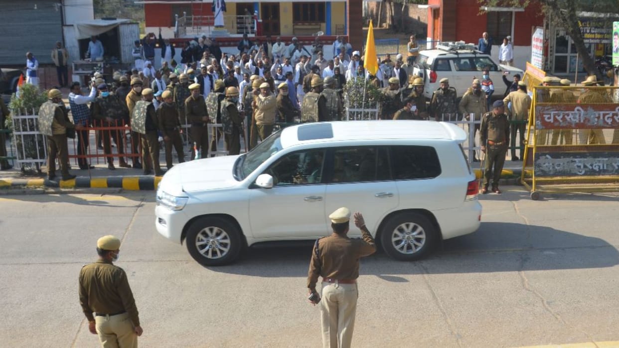 Farmers show black flags to Deputy Chief Minister in Charkhi Dadri of Haryana