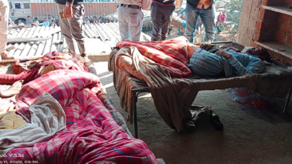 Morena: Husband wife sleeping in the house was murdered with sharp weapons, angry villagers blocked the highway