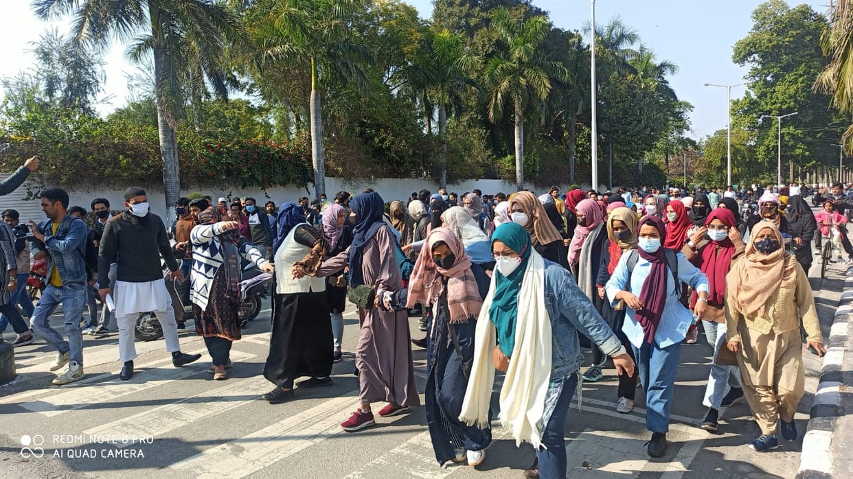 AMU Students took out protest march in karnataka hijab case raised slogans of Allah-hu-Akbar