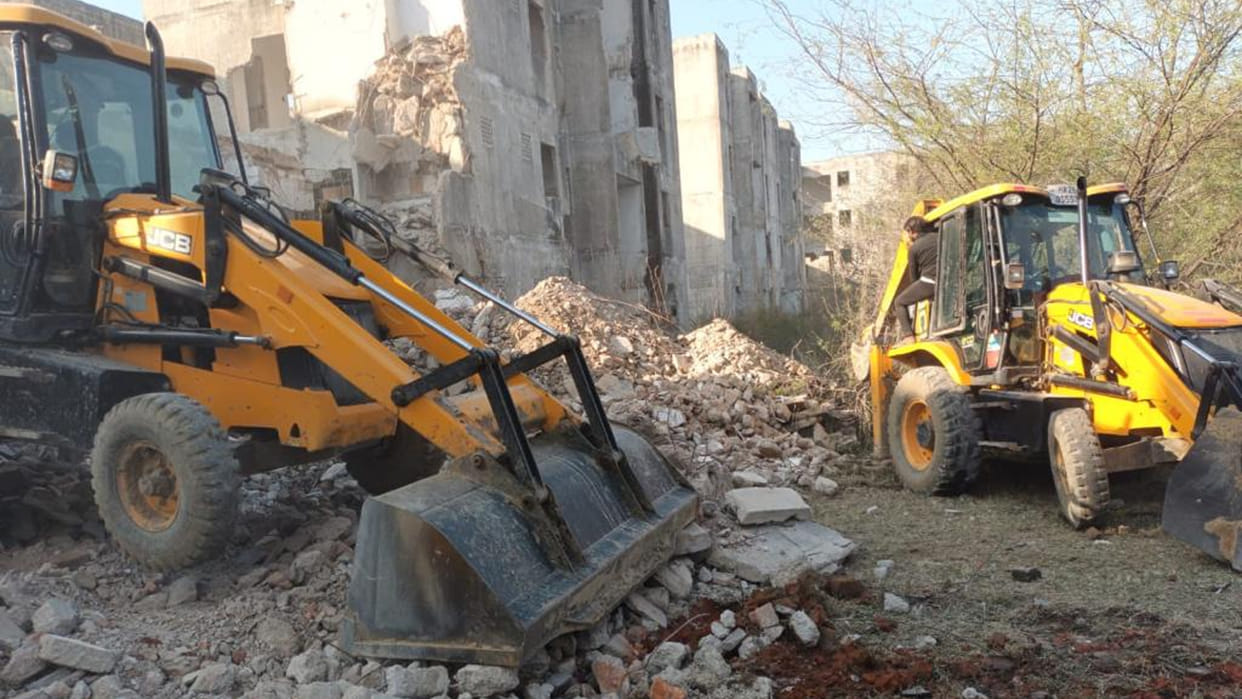 Delhi building near Jal Board in NIA area nearly four five people trapped under debris rescue operation continue