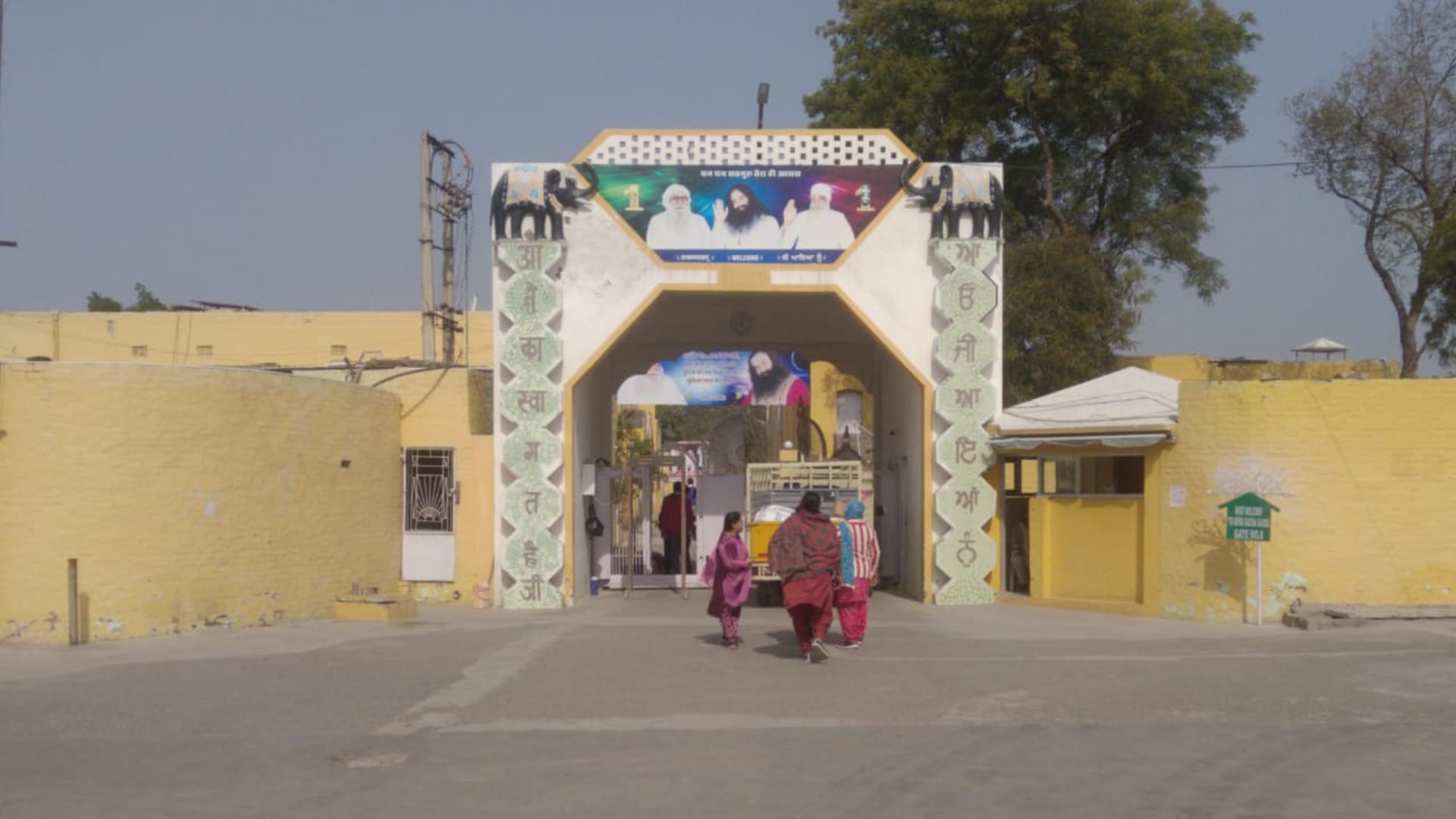 Gurmeet ram rahim woman who came to get a glimpse of Ram Rahim clashed with care taker of camp
