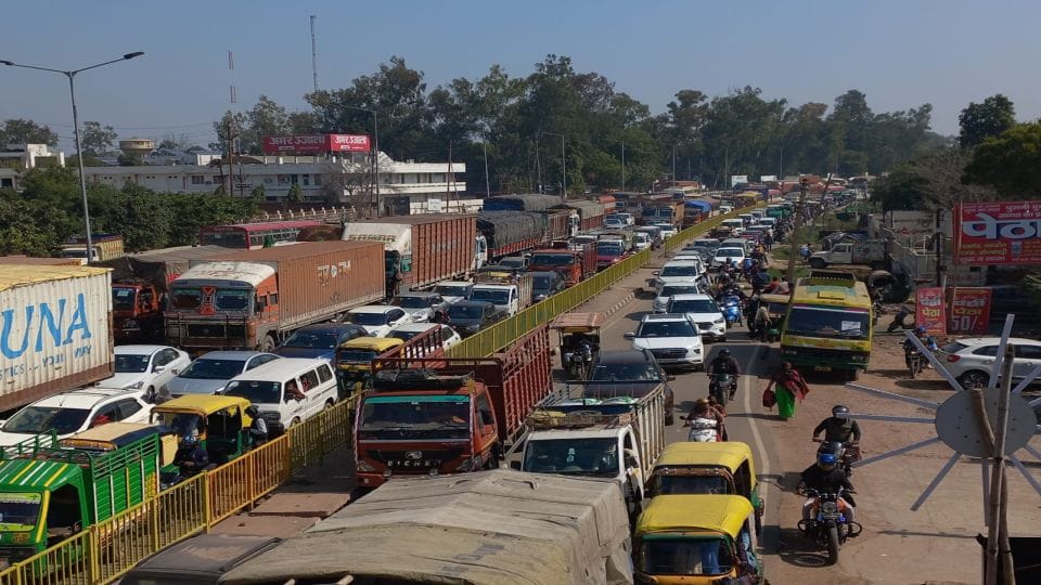 Traffic jam on the highway in front of Gurudwara Guru Ka Taal in Agra