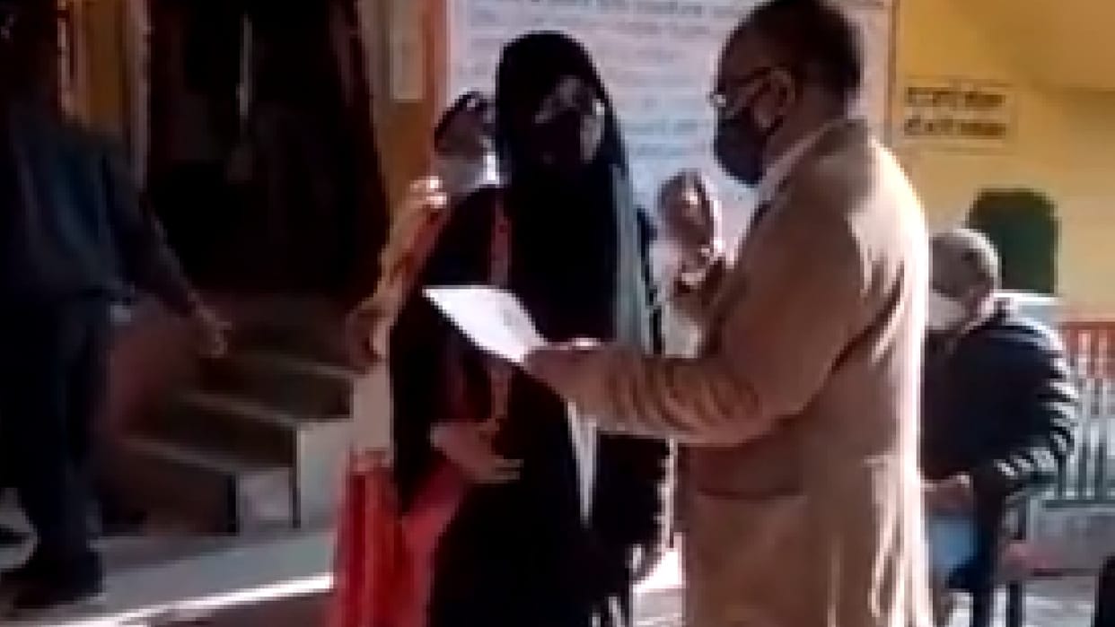 Satna: In-charge principal stopped the student who came to take the examination in hijab, got an apology written on the admit card