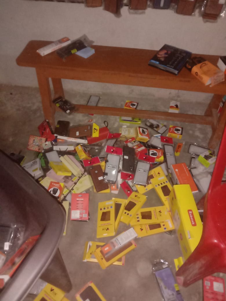 Millions stolen by breaking the lock of two shops
