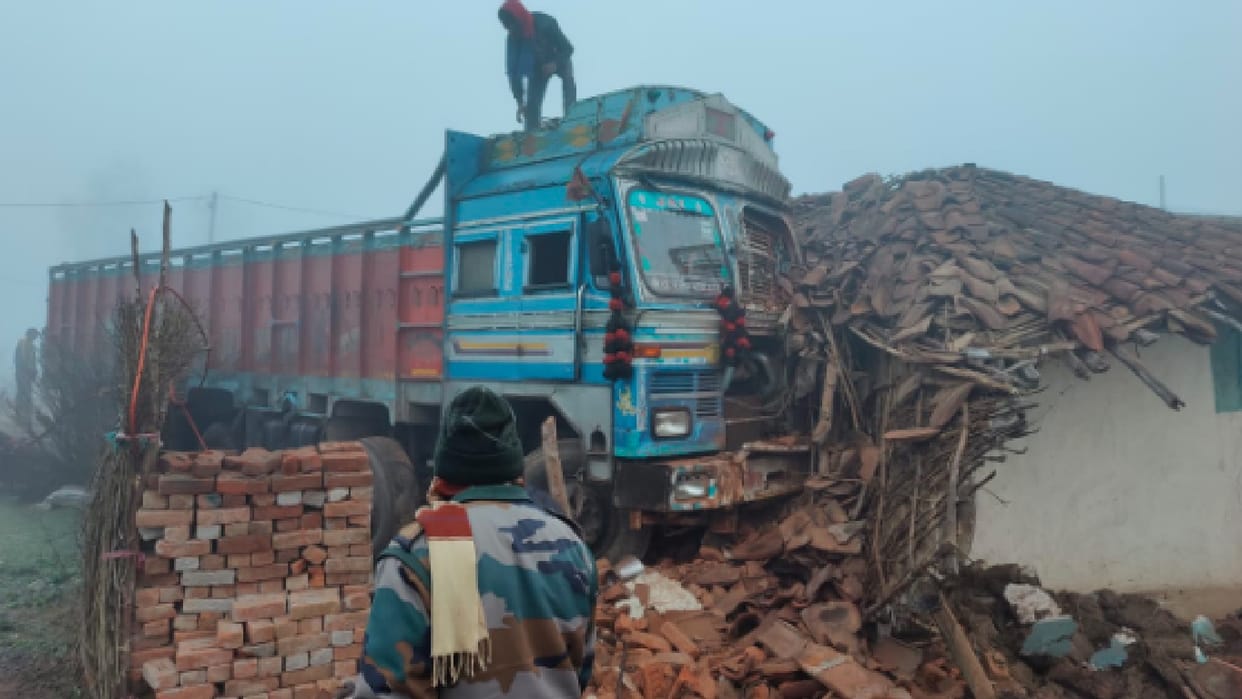 Dindori: Uncontrollable truck rammed into the house at midnight, sleeping family suppressed, innocent daughter died, five injured