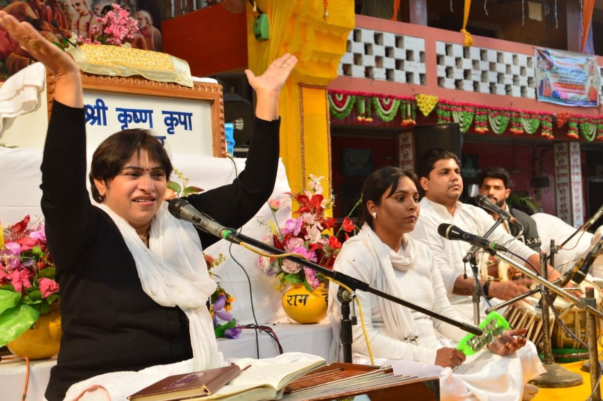 in radha krishan mandir kotla kala annual festival begin people listen  alka goels  bhakti geet sangeet
