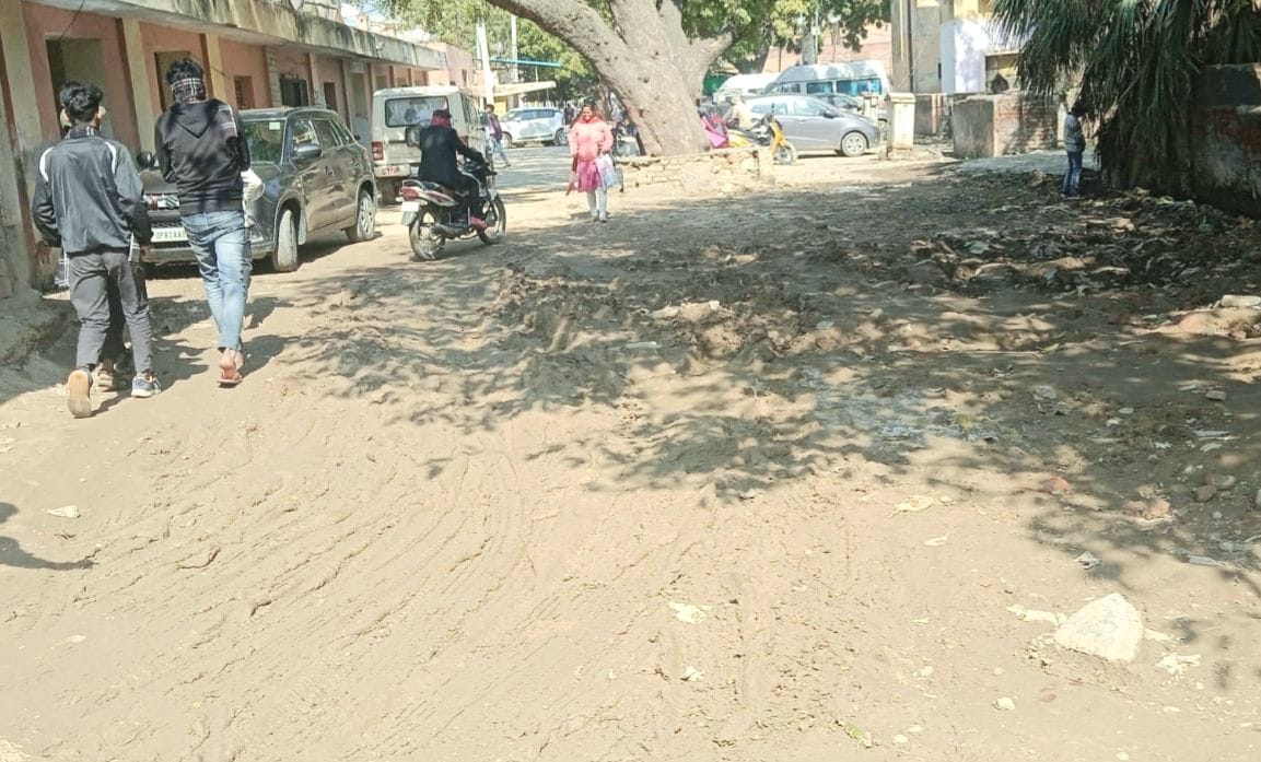Villagers upset due to waterlogging and mud on the way to Paharpur