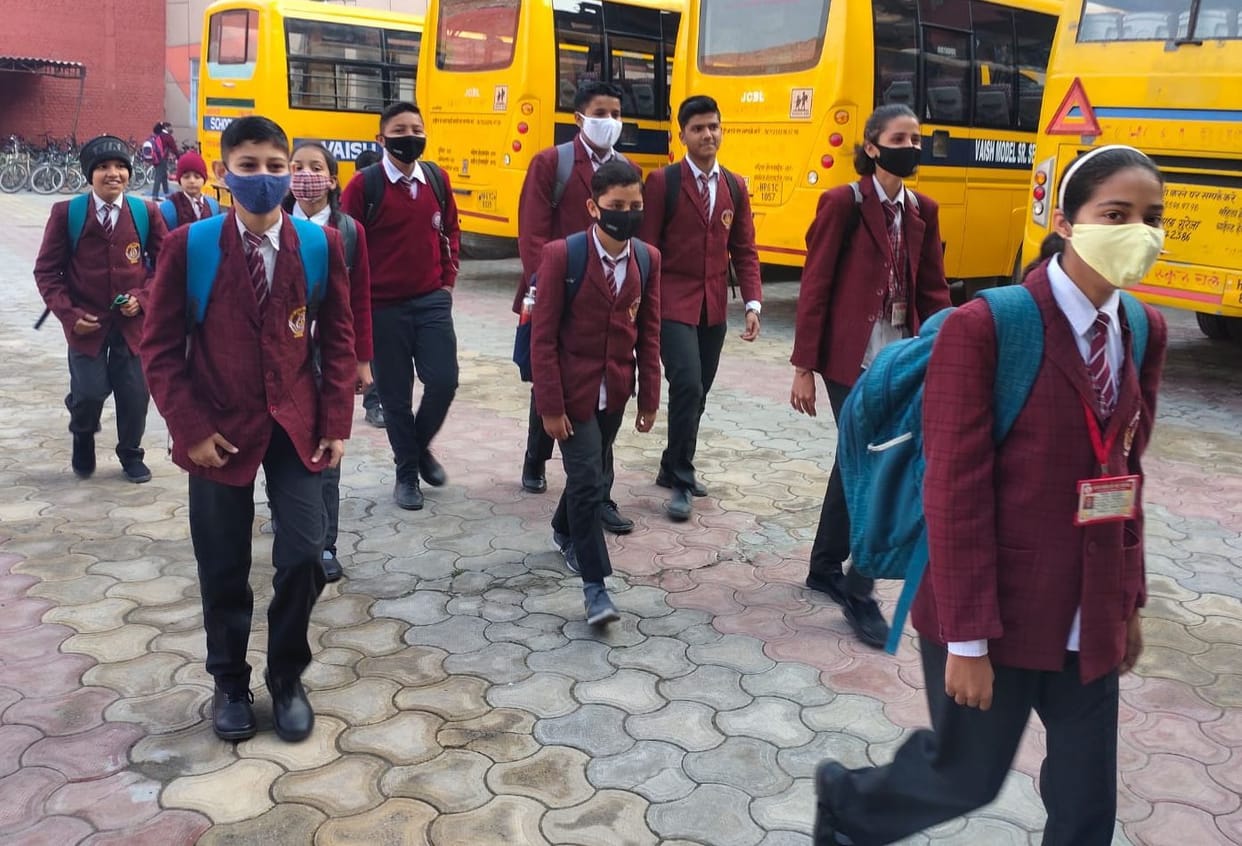 After 40 days, schools are bright, leaving mobile and studying on the blackboard