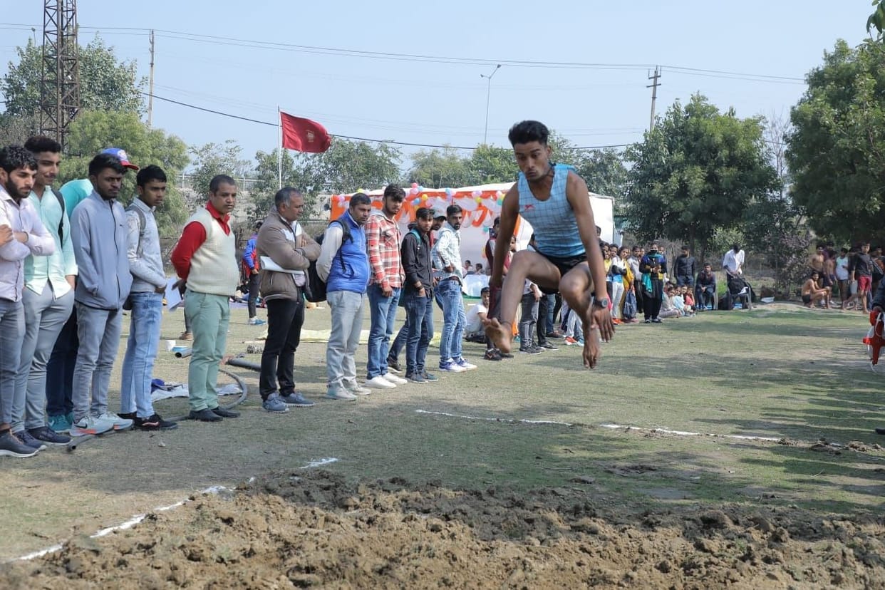 Manisha was first and Vidhi was second in 400 meters race.