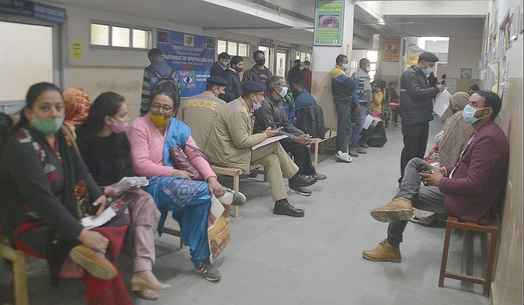 people facing problem in nahan medical college due to  pen drive strike of  doctors on friday