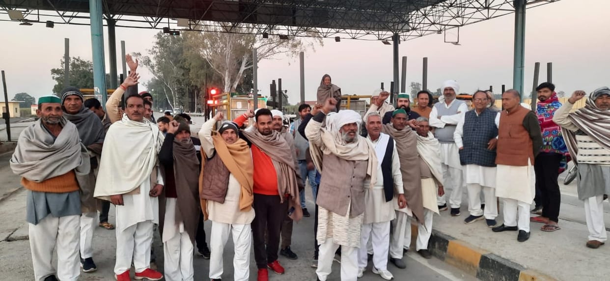 Ruckus on toll of BKU workers, toll free for half an hour