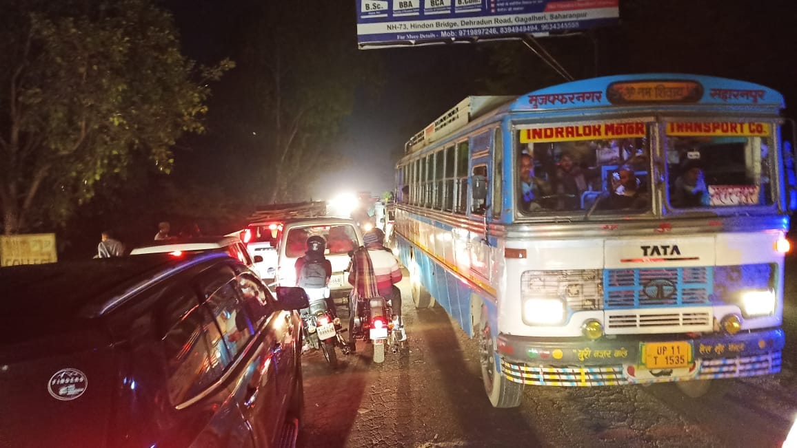ADG Meerut Zone's car stuck in a jam on the bridge