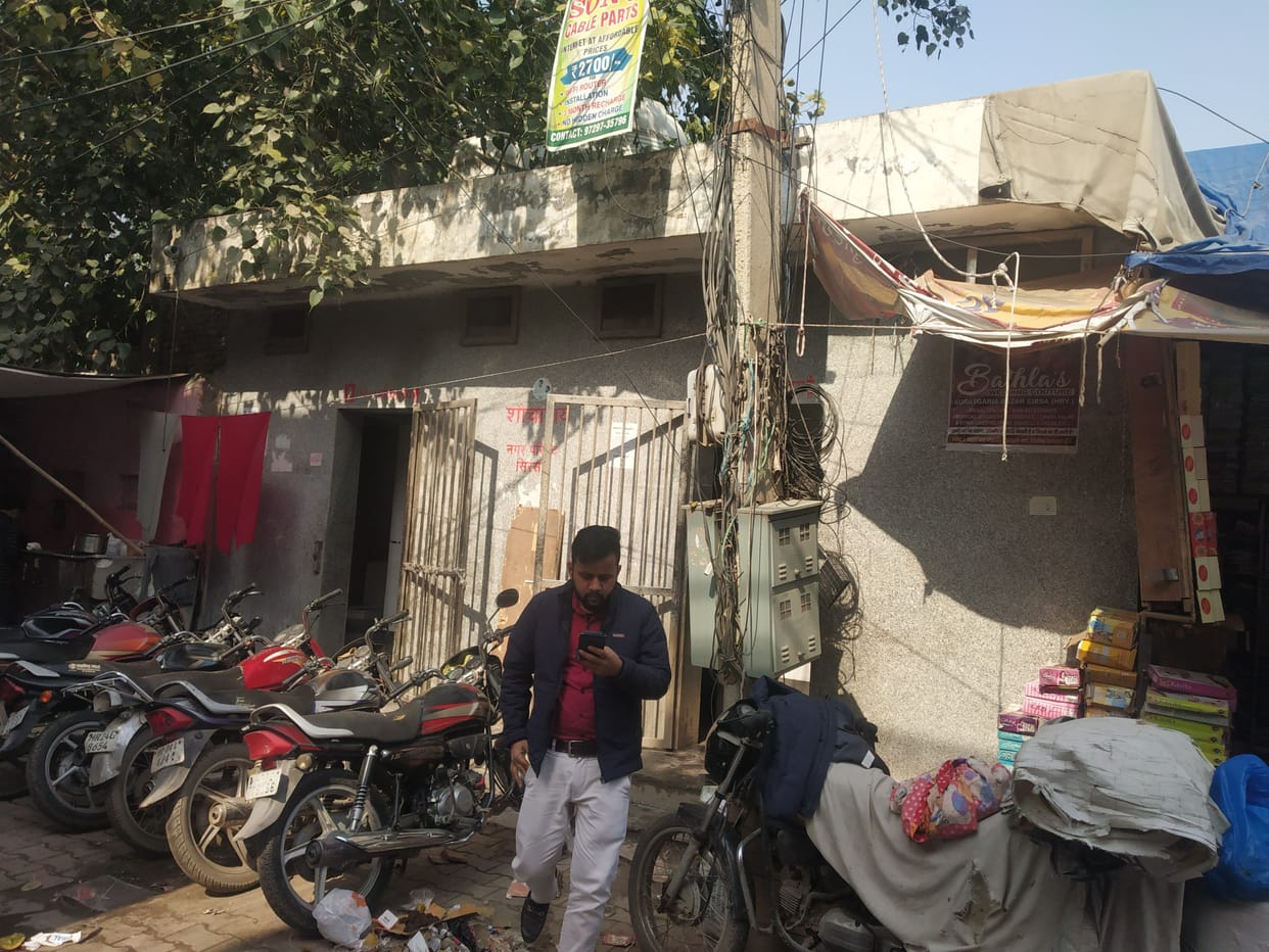 There is only one public toilet in the main 12 markets, there is a crowd of people throughout the day