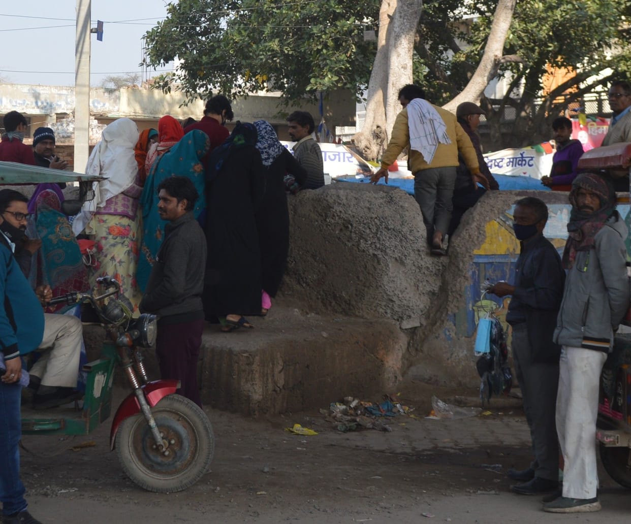 Hathras: People are putting their lives in danger in the rush