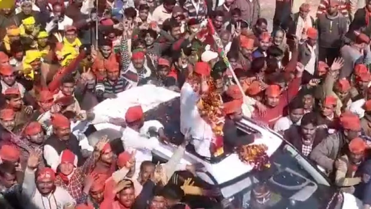 UP Elections 2022: Shock to SP Tilhar candidate Roshanlal Verma and his sons have been booked for violation of code of conduct