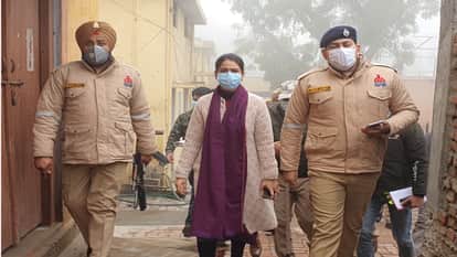 डीएम जसजीत कौर और एसपी।