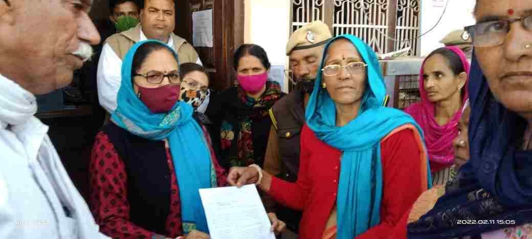 Anganwadi workers demonstrated outside BJP and CDPO office