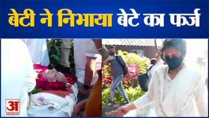 Raveena Tandon performed the last rites of her father, Ravi Tandon was a well-known director of the film industry