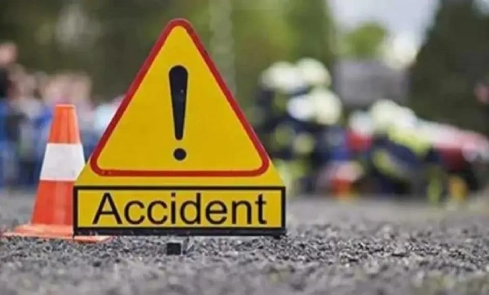 Big road accident in shahjahanpur Tractor overturned of devotees