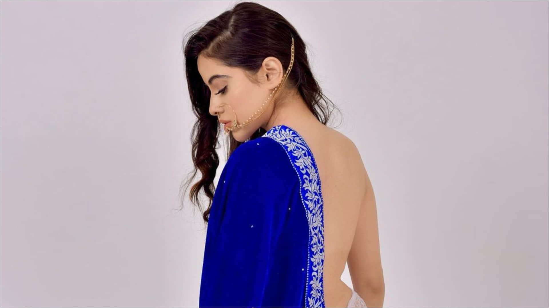 urfi javed ditches blouse wear blue saree and dance on justin bieber song
