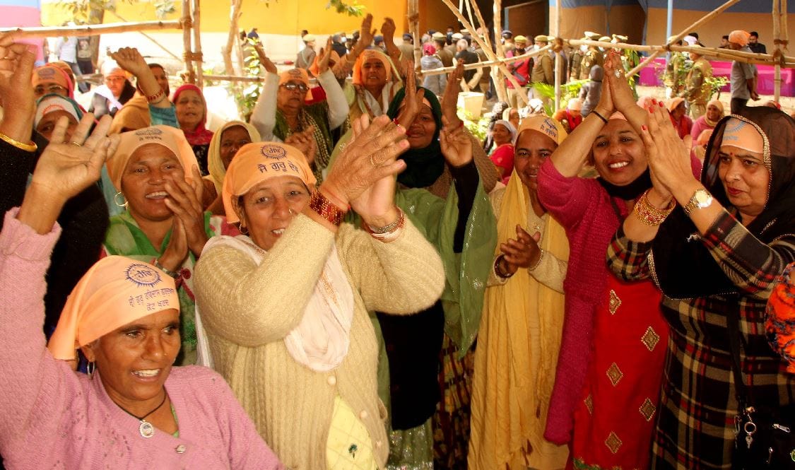 Saint is waiting in Sergovardhan, faithful arriving from all over the country