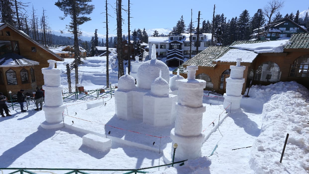 The Taj Mahal of ice became the center of attraction for tourists in Gulmarg