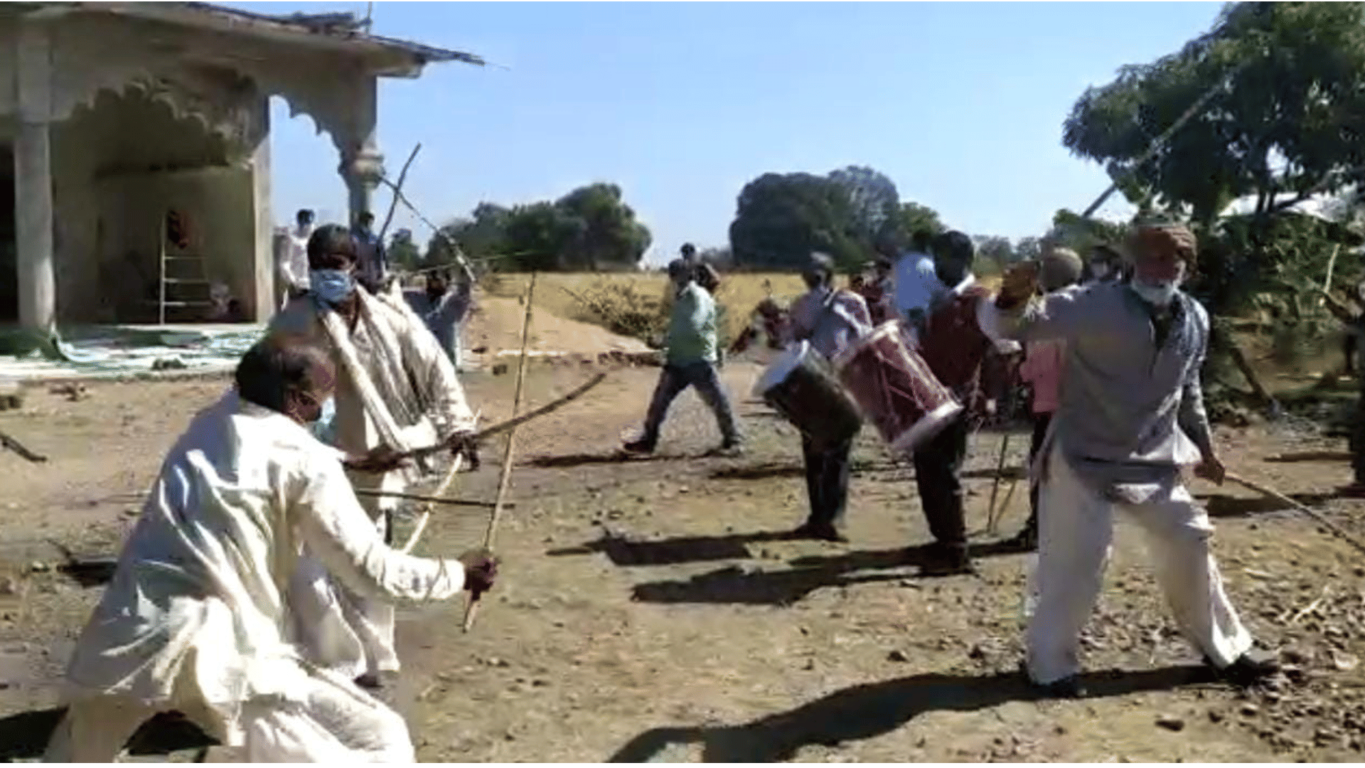 Gift to farmers in MP: Distribution of Rs 7618 crore of PM crop insurance scheme, farmers expressed happiness by dancing dandiya