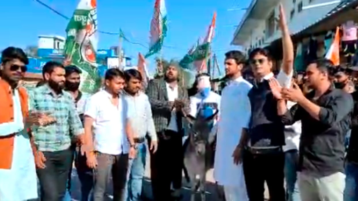 Youth Congress demonstration in Bhopal: Himanta Biswa Sharma's effigy was blackened and made to sit on a donkey for remarks on Rahul Gandhi