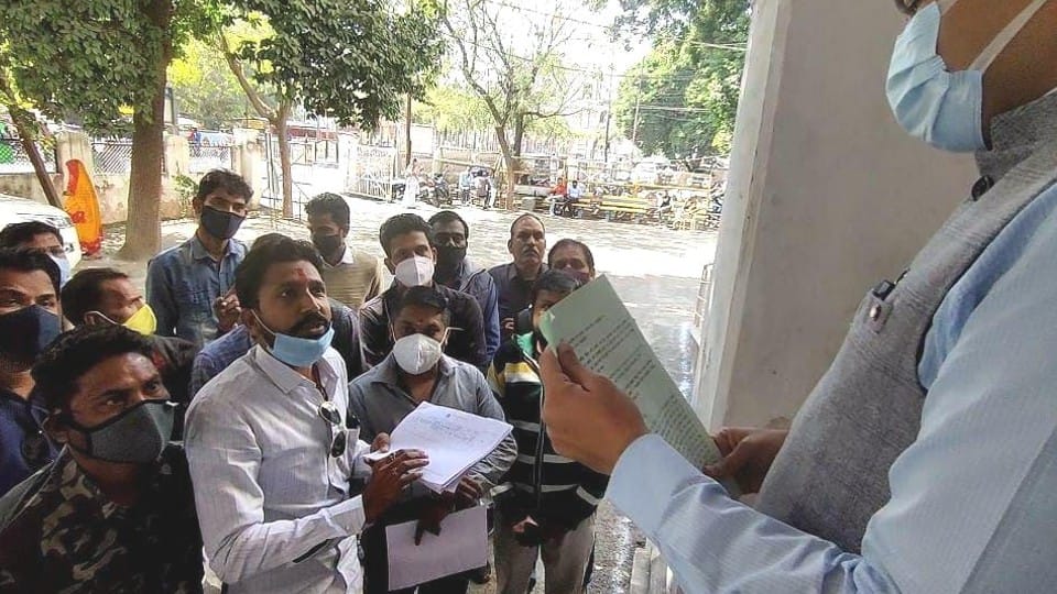 अपर कलेक्टर को ज्ञापन सौंपते हुए रहवासीगण