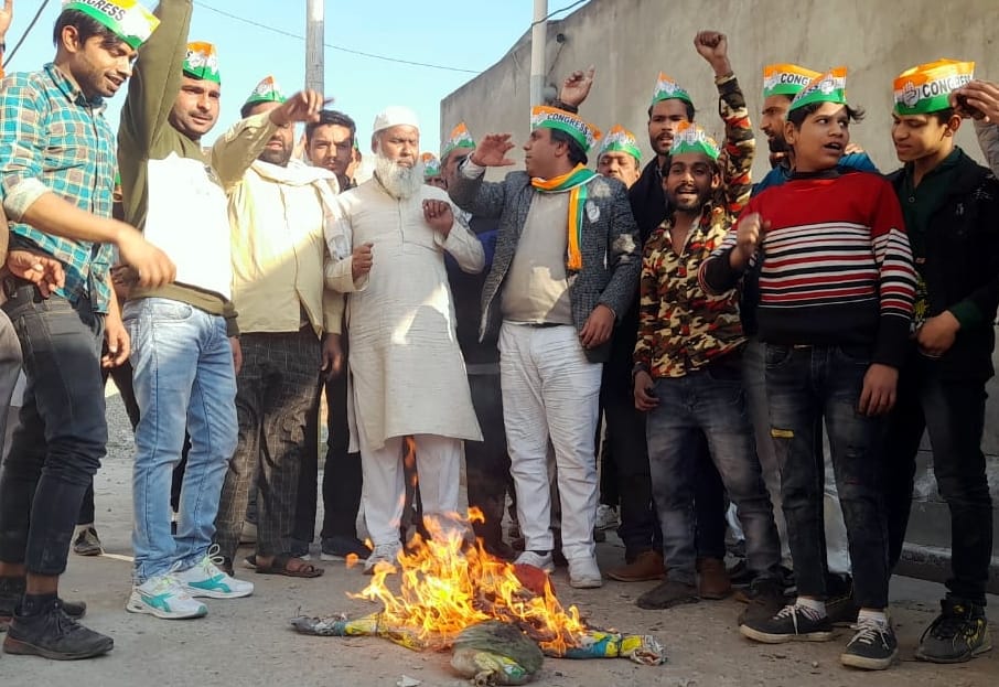Congressmen burnt Salim Khan's effigy by shouting slogans