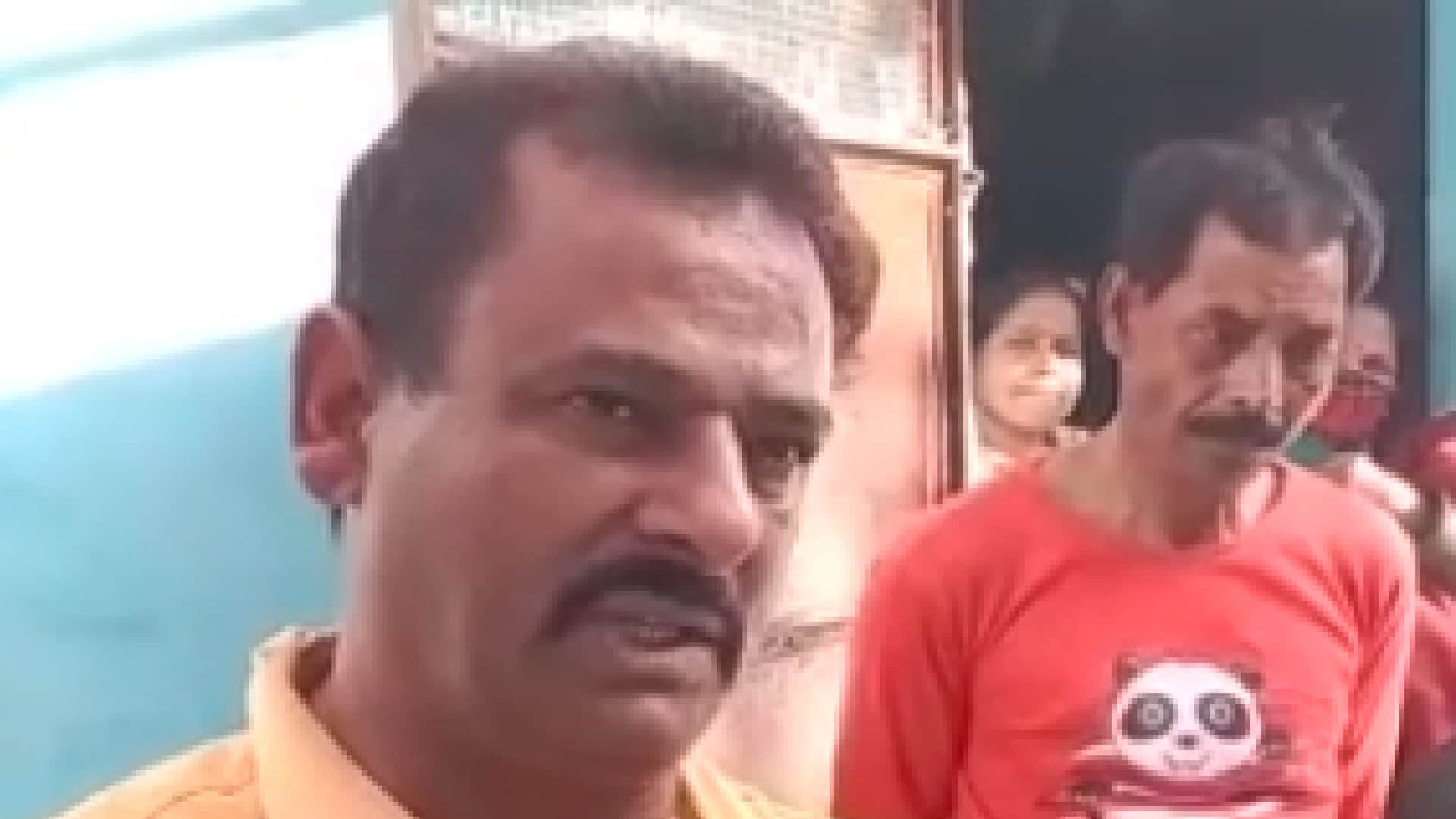 Narmadapuram: Daughters gave shoulder to father's vehicle, younger daughter gave fire