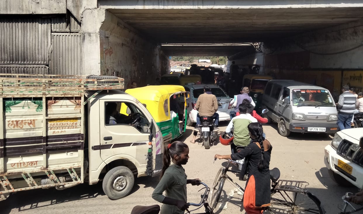 Vehicles came from the opposite direction on the highway, people struggled with jam for three hours in Mungisapur