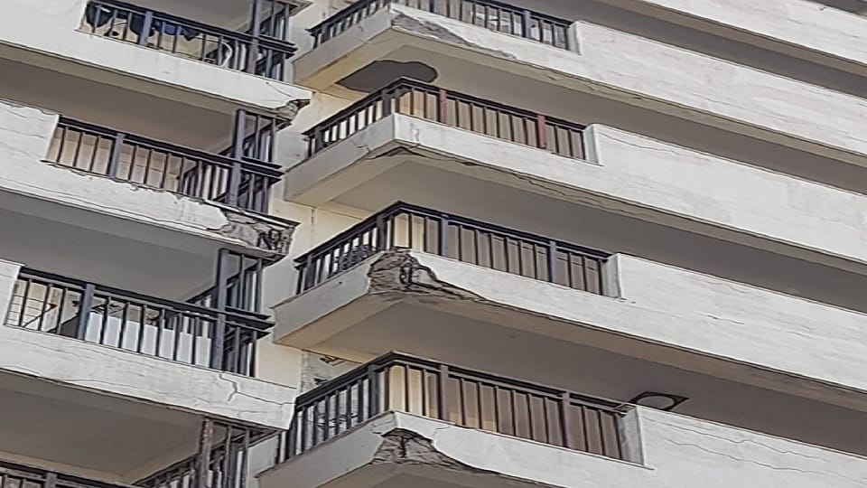gurugram chintels paradiso cracks in three more towers of the society