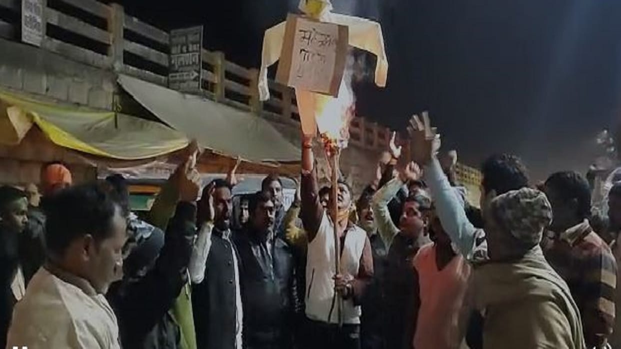 Supporters of Mughalsarai MLA Sadhna Singh burnt the effigy of Union Minister Dr. Mahendra Nath Pandey