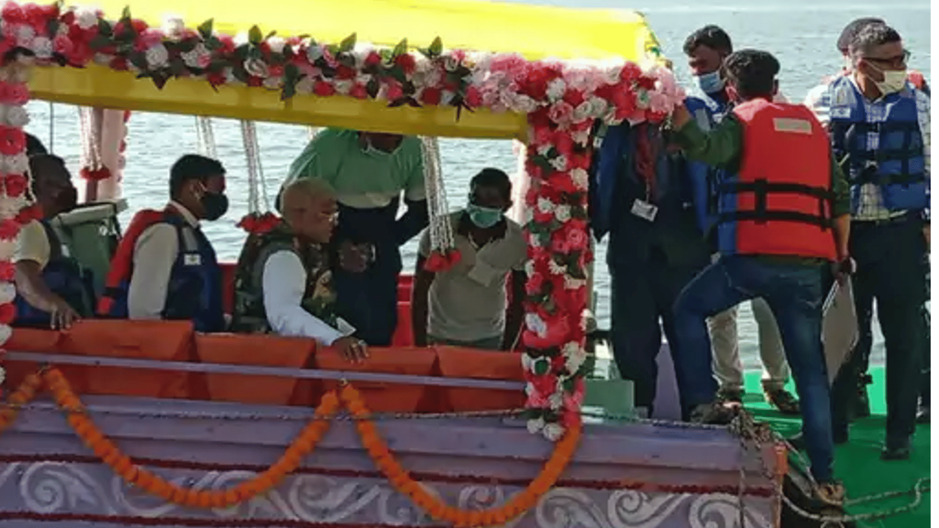 Governor on Maheshwar tour: Worship at Rajarajeshwara temple, visit to Ahilya Bai's throne and meet weavers