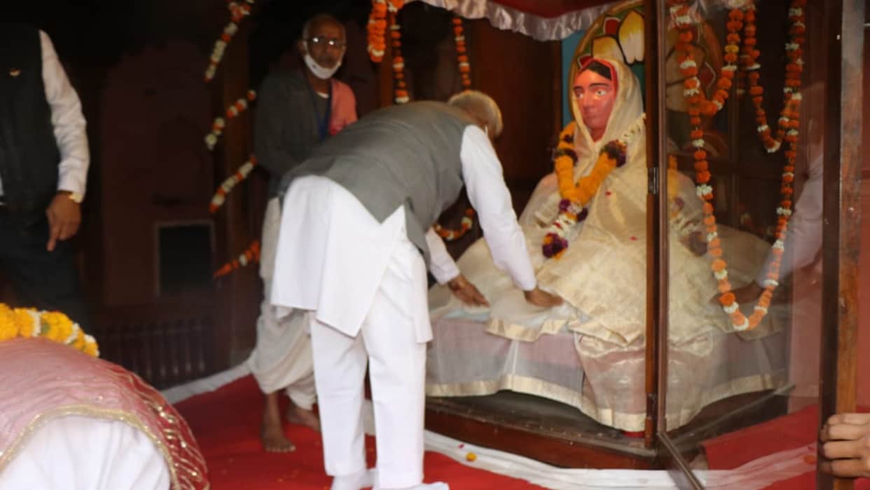 Governor on Maheshwar tour: Worship at Rajarajeshwara temple, visit to Ahilya Bai's throne and meet weavers