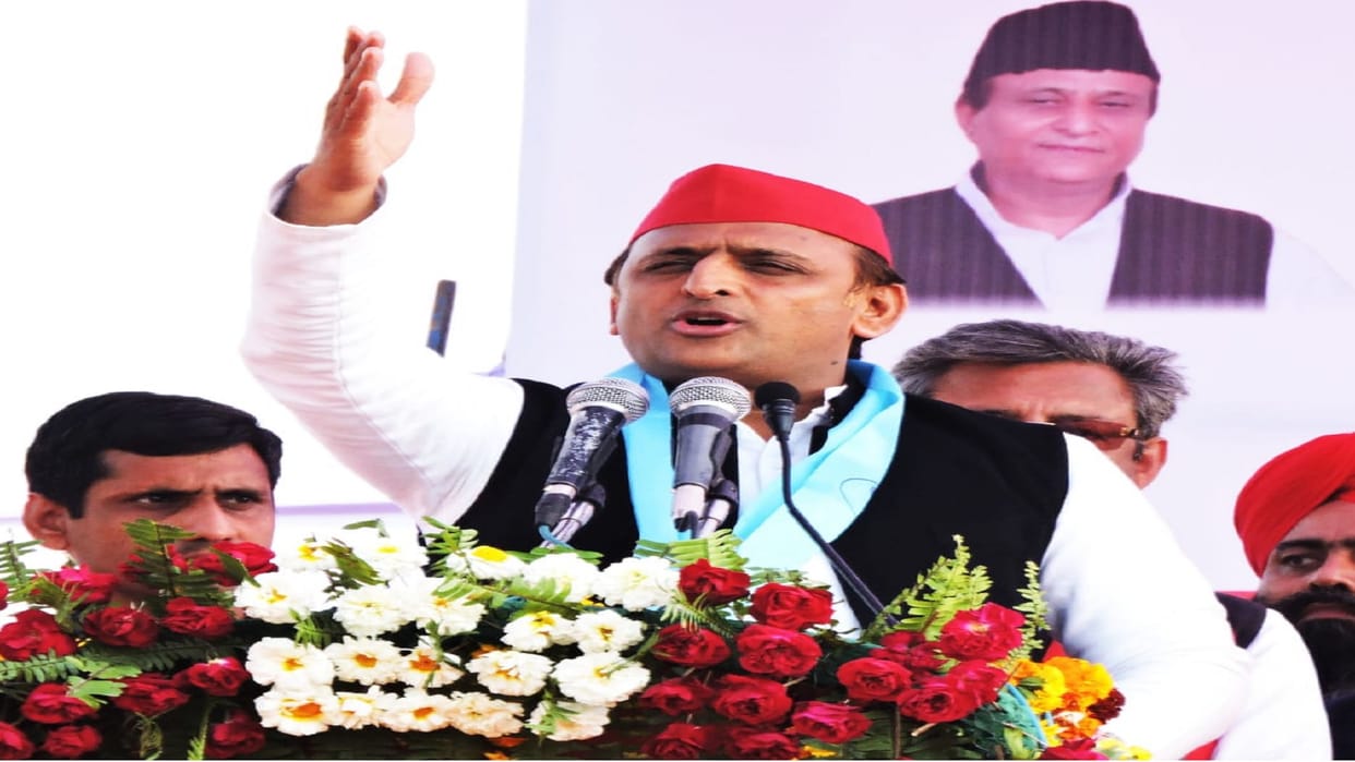 Akhilesh Yadav in Shahjahanpur said Yogi adityanath is talking about removing heat SP government will talk jobs