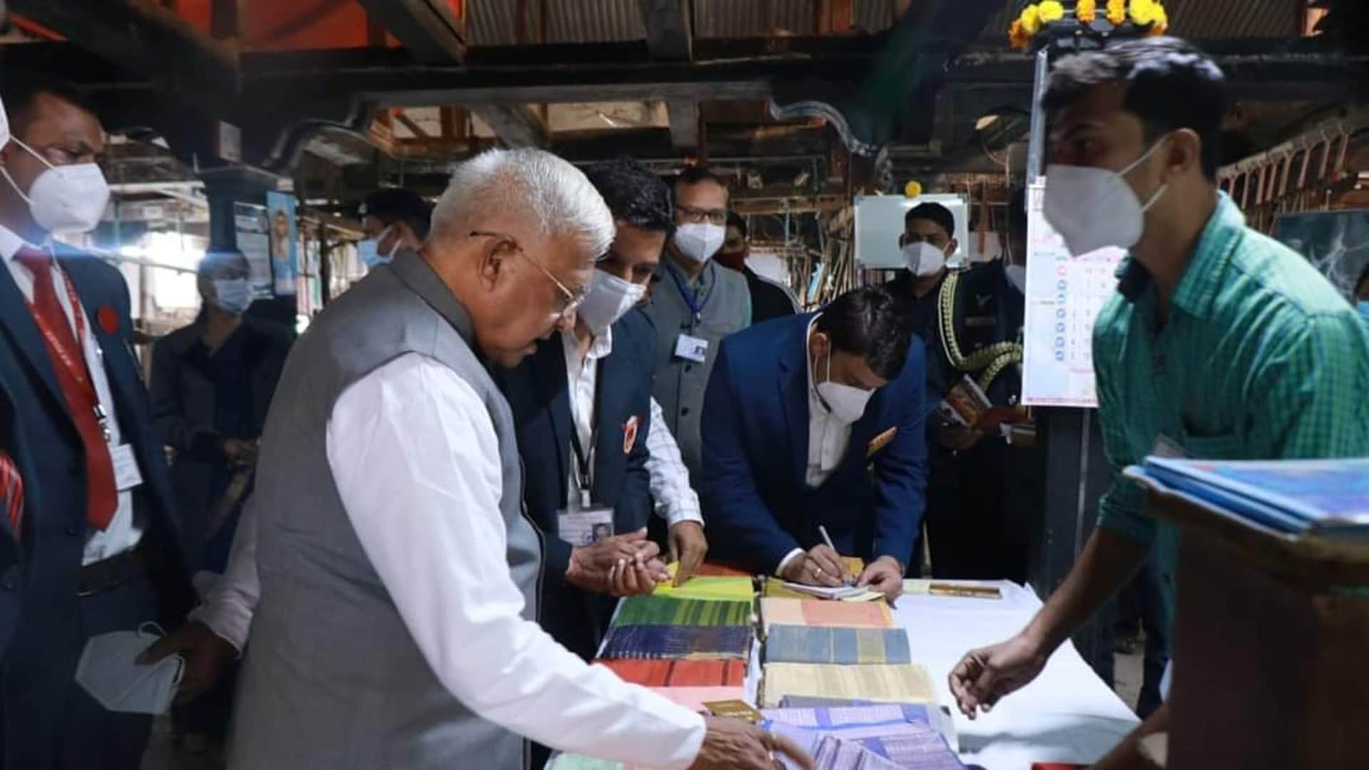 Governor on Maheshwar tour: Worship at Rajarajeshwara temple, visit to Ahilya Bai's throne and meet weavers
