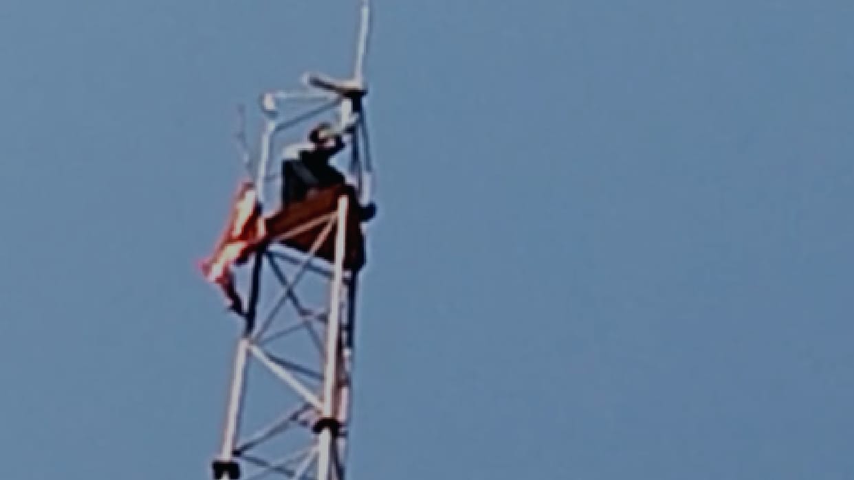 Chhatarpur's Veeru: The mad lover climbed the tower drunk, said- call my spring