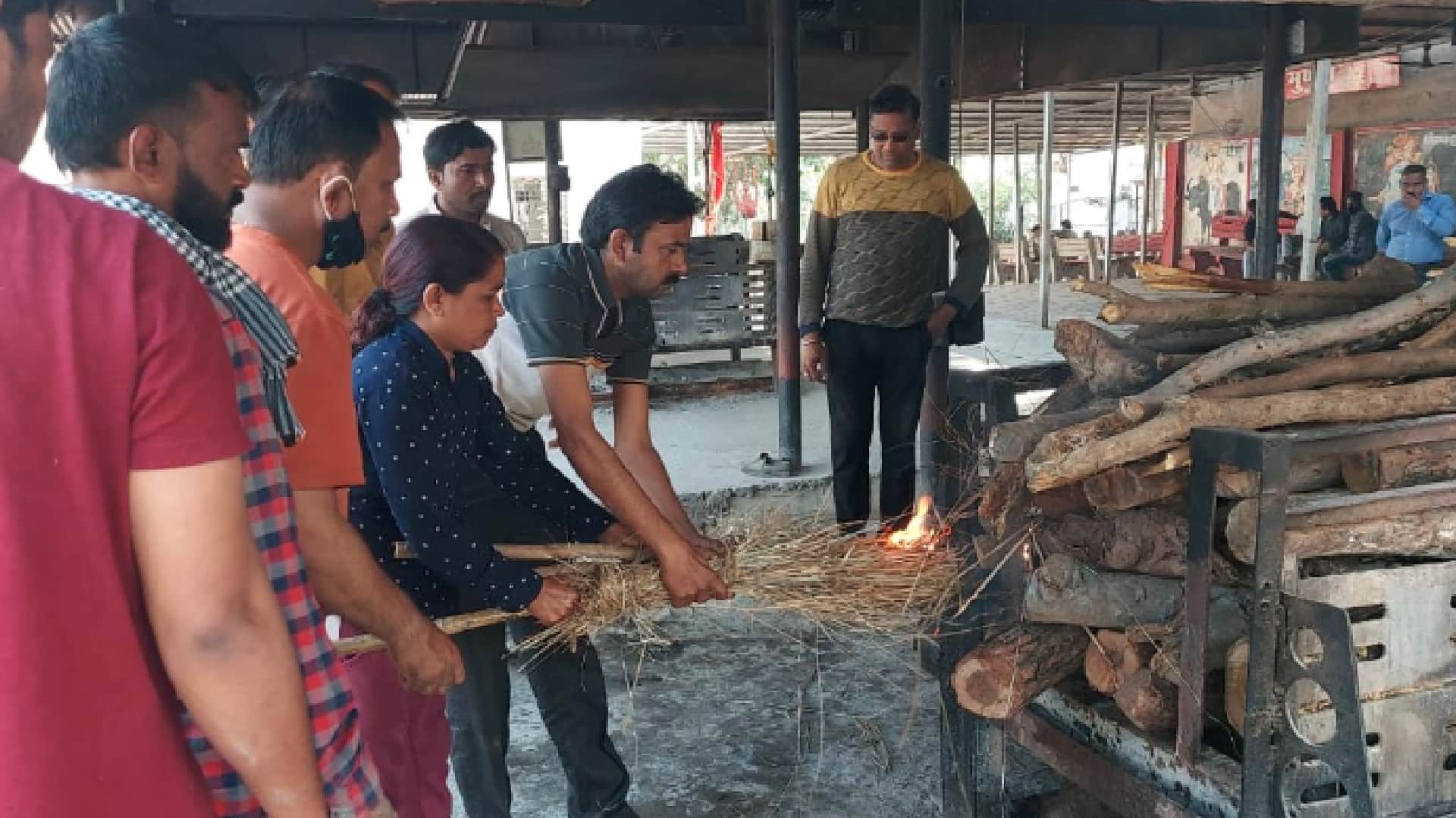 बेटी ने पिता को मुखाग्नि दी।