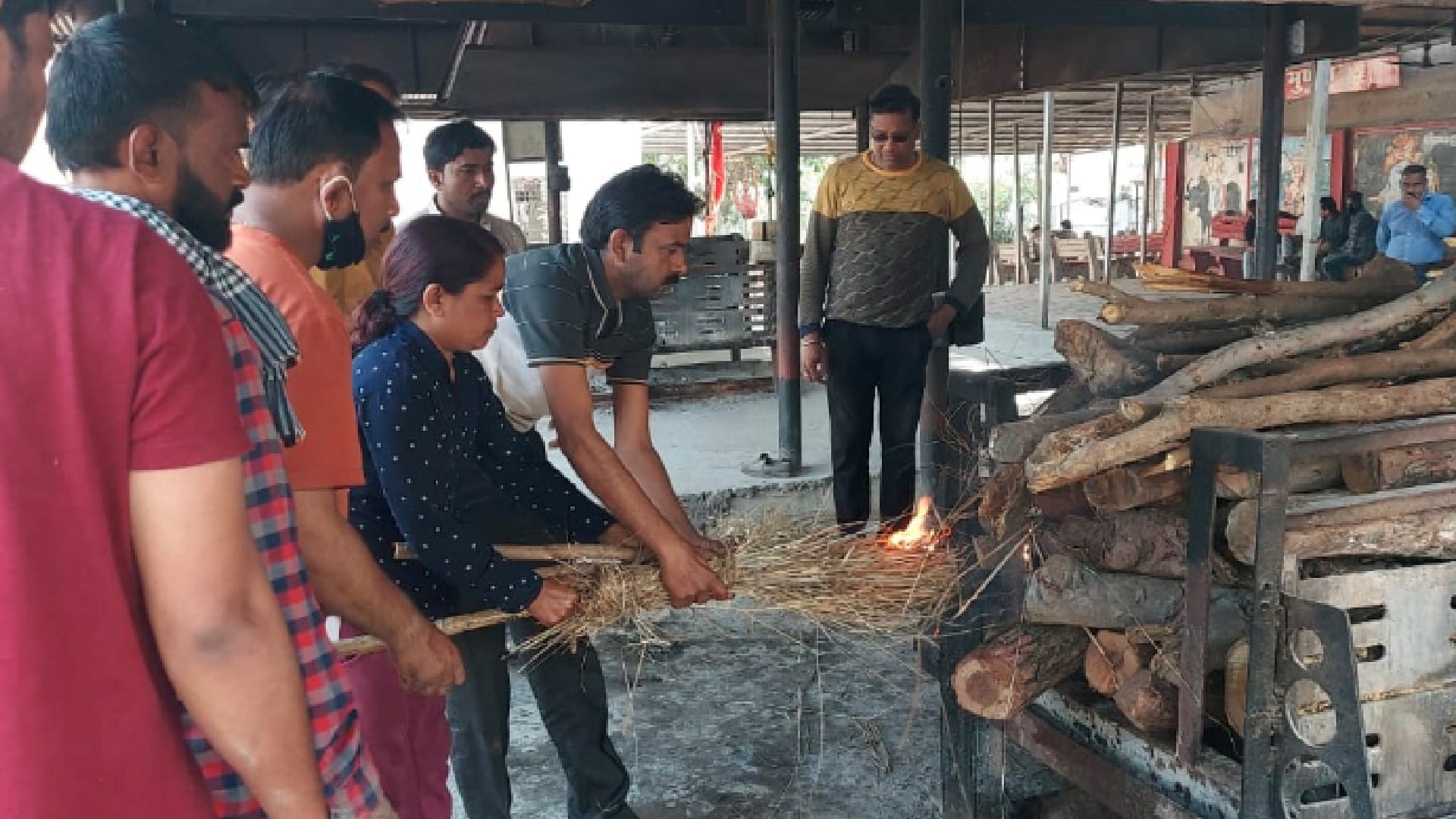 बेटी ने पिता को मुखाग्नि दी।