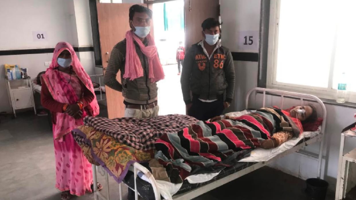 Chhatarpur: Husband did not give mobile, wife drank peppermint oil, seriously injured admitted to district hospital