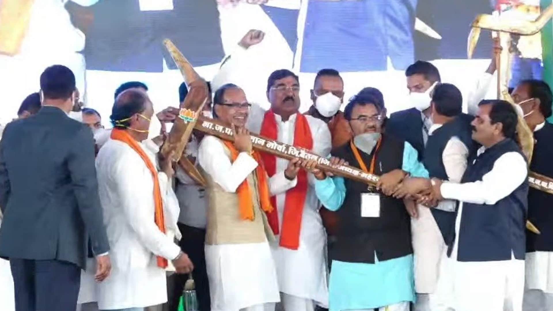 Gift to farmers in MP: Distribution of Rs 7618 crore of PM crop insurance scheme, farmers expressed happiness by dancing dandiya