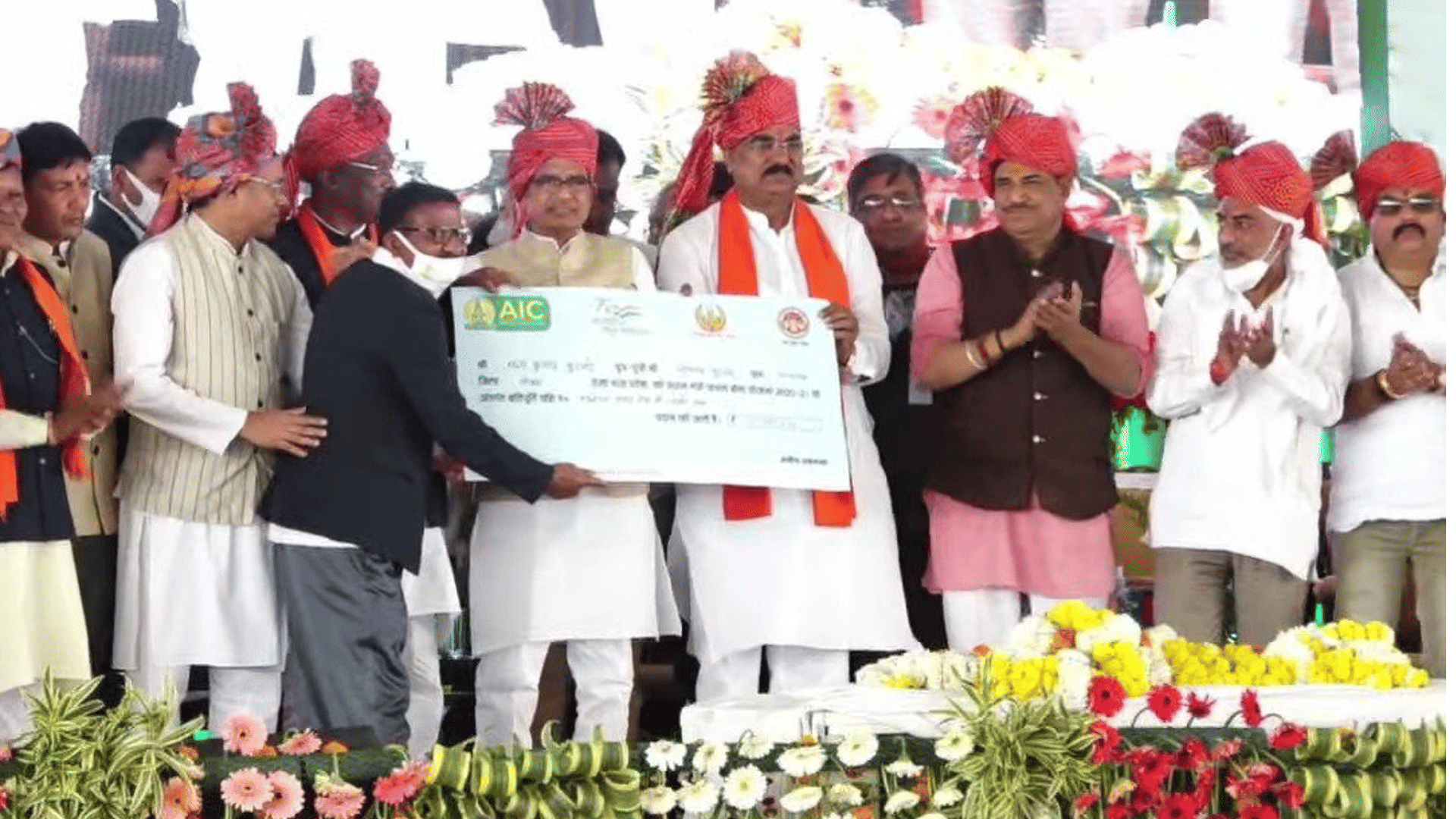 Gift to farmers in MP: Distribution of Rs 7618 crore of PM crop insurance scheme, farmers expressed happiness by dancing dandiya