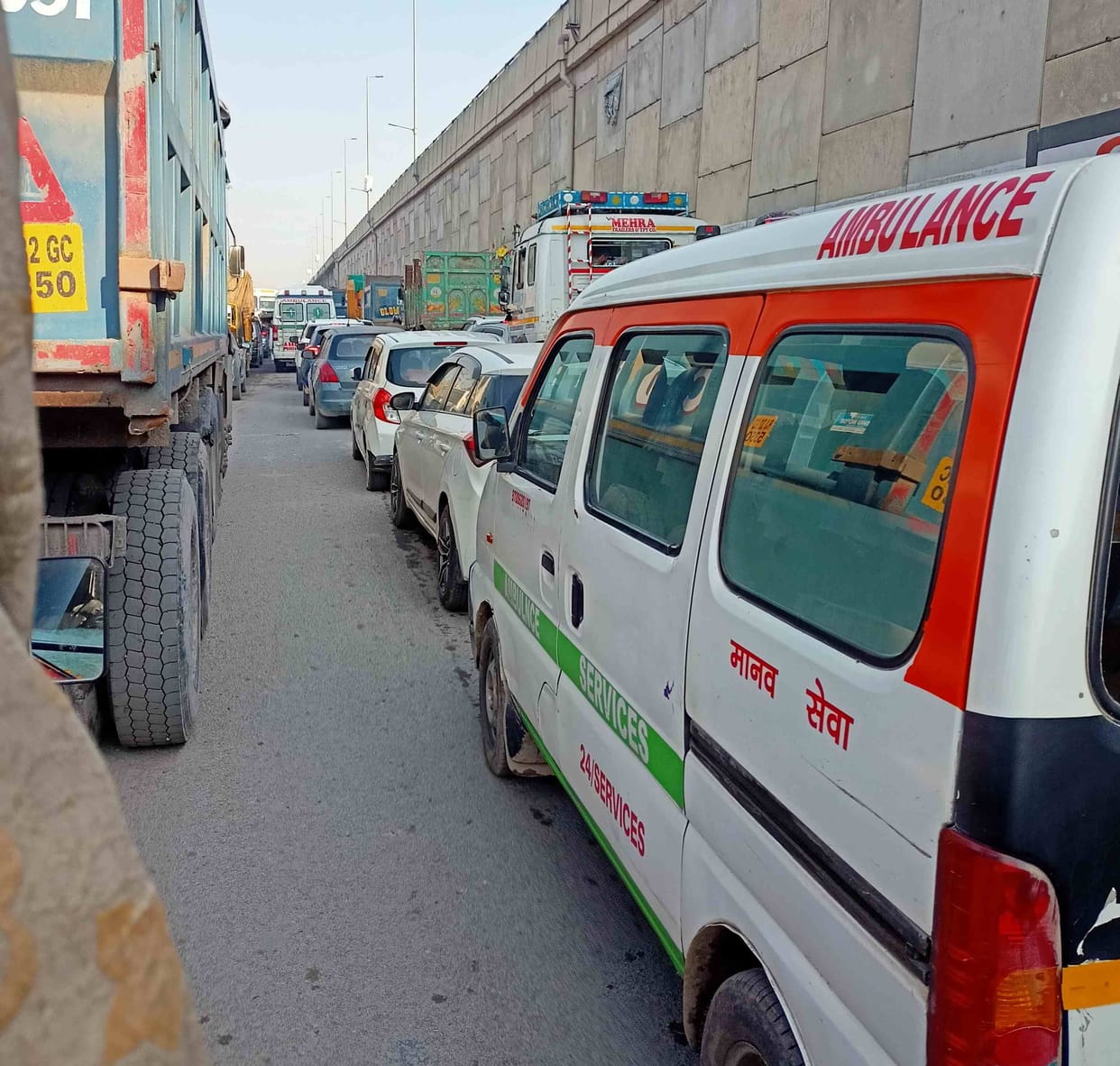 Jam at Bahalgarh Chowk, two ambulances stuck for 15 minutes